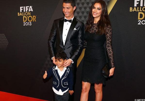 Cristiano Ronaldo (ici en compagnie de son fils) a prolongé son contrat avec le Real.