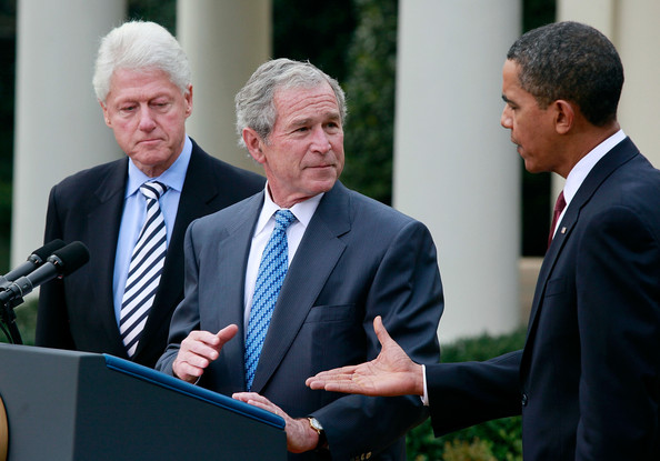 Barack Obama, Bill Clinton et George W Bush, des ex présidents des Etats Unis.