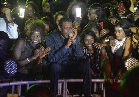Vidéo – Youssou Ndour interpréte « Be Careful », en live, dans C à vous sur France 5… Regardez