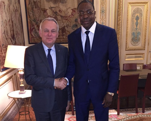 Le Ministre français des Affaires étrangères et du Développement international, Jean-Marc Ayrault et Mankeur Ndiaye, le ministre des Affaires étrangères lors d’une visite diplomatique en France.