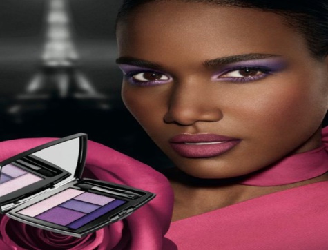 Maquillage violet pour les yeux, peau noire et métisse