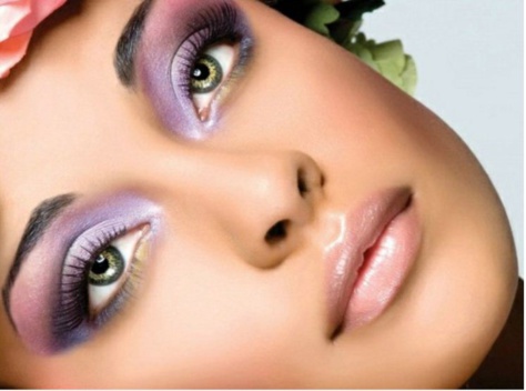 Maquillage violet pour les yeux, peau noire et métisse