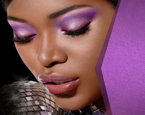 Maquillage violet pour les yeux, peau noire et métisse