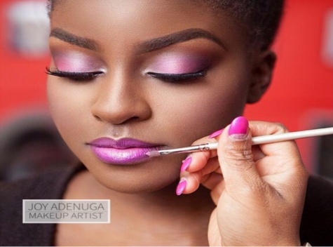 Maquillage violet pour les yeux, peau noire et métisse