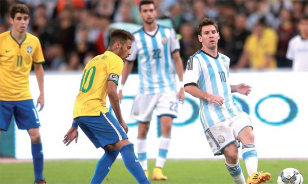 Les capitaines des deux équipes Neymar et Messi