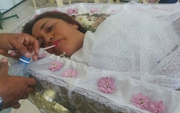 Vera Lucia da Silva, 44 ans a passé toute la journée dans un cercueil demandant à sa famille et ses amis de la prétendre morte.