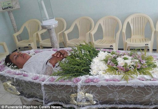 Vera Lucia da Silva, 44 ans a passé toute la journée dans un cercueil demandant à sa famille et ses amis de la prétendre morte.