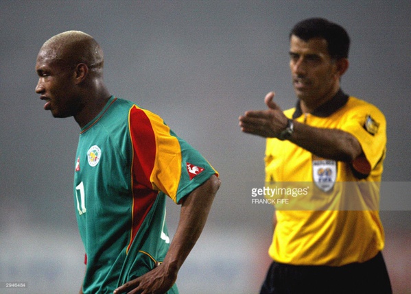L'arbitre émirati Ali Bujsaim avec El Hadji Diouf, lors du match Tunisie-Sénégal lors de la Can 2004.