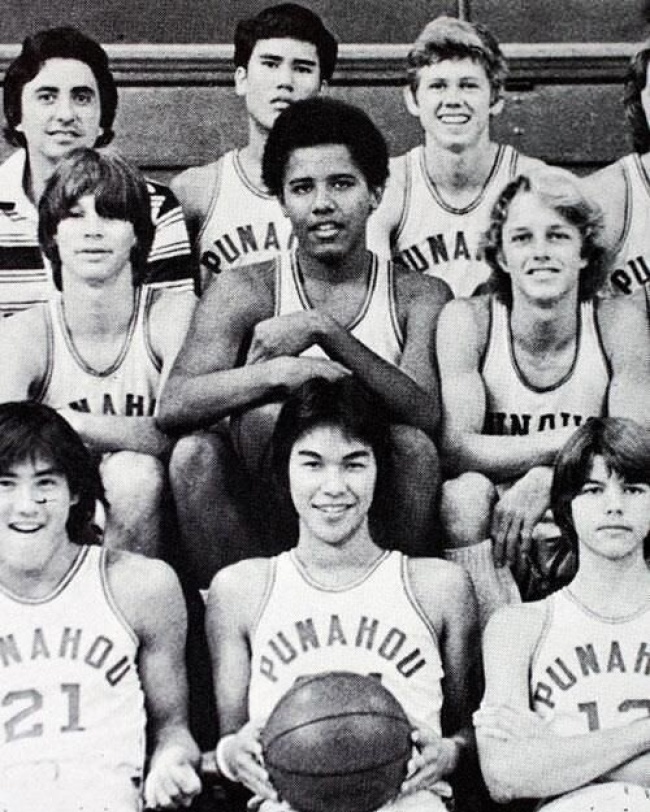 Barack Obama dans l’équipe de basket du lycée.