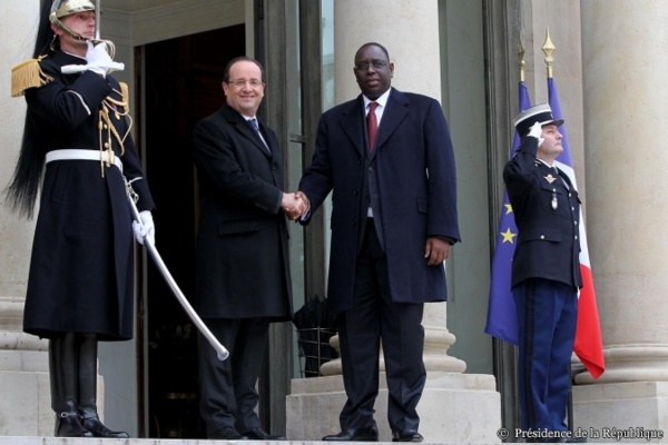 Le Président du Sénégal, Macky sall devanat le perron de l'Elysée avec son homologue François Hollande.