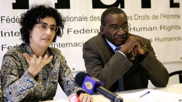 Le président de l'Assemblée des Etats parties au statut de Rome, Sidiki Kaba, à droite, et l’avocate américaine du Centre du Droit Constitutionnel (CDR), Barbara J. Olshansky, à gauche, animent une conférence à Paris, France, 28 octobre 2005.