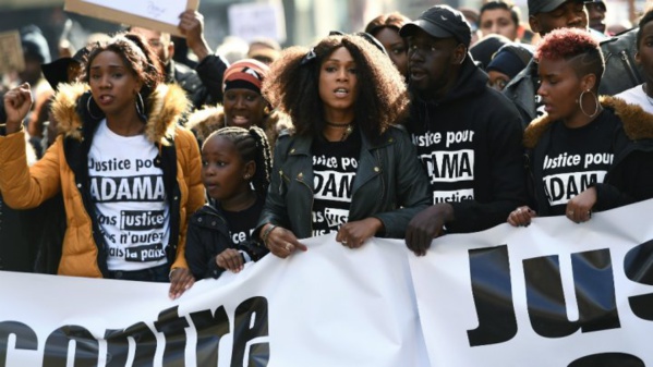 © Christophe Archambault, AFP | Le 5 novembre 2016, une marche a eu lieu emmenée par Assa Traoré (au millieu) pour réclamer la justice après la mort de son frère Adama.