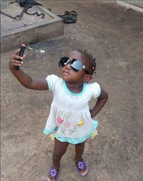 Regardez, Bébé fait son selfie