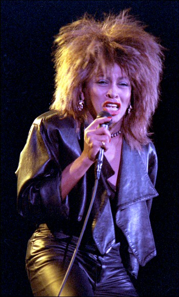 Anna Mae Bullock, dite Tina Turner, est une chanteuse, danseuse, actrice et compositrice d'origine américaine et naturalisée suisse