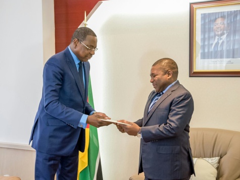 ​Mankeur Ndiaye a remis le message de Macky Sall à Filipe Jacinto Nyusi, Président de la République du Mozambique. Sa prochaine étape sera l'Afrique du Sud toujours en compagnie du Pr Abdoulaye Bathily.