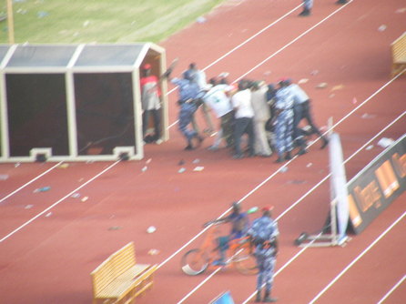 [Exclusif Photo] Les supporters sèment la violence et le désordre