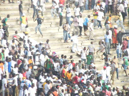 [Exclusif Photo] Les supporters sèment la violence et le désordre