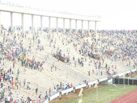[Exclusif Photo] Les supporters sèment la violence et le désordre