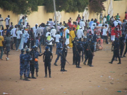 [Exclusif Photo] Les supporters sèment la violence et le désordre