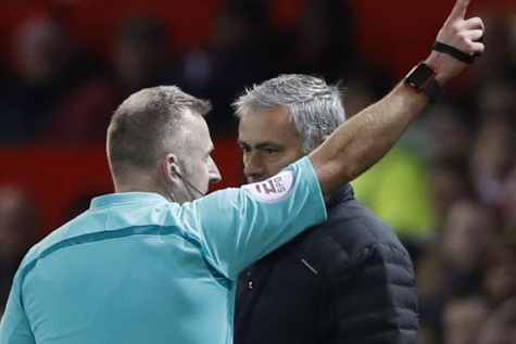 L’entraîneur de Manchester United José Mourinho face à l’arbitre lors de Manchester United-West Ham, le 27 novembre 2016. © Photo News/Reuters/Carl Recine