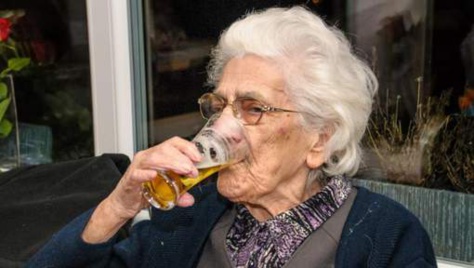 Insolite : Robertine, 96 ans, boit entre 12 et 20 bières par jour (avec l'accord de son médecin)