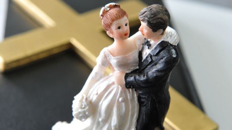 Il demande à sa fiancée de ne pas inviter sa meilleure amie à leur mariage, car elle n'est pas... assez jolie