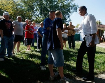 Barack Obama à la rencontre d'électeurs dans un quartier d'Holland, dans l'Etat de l'Ohio