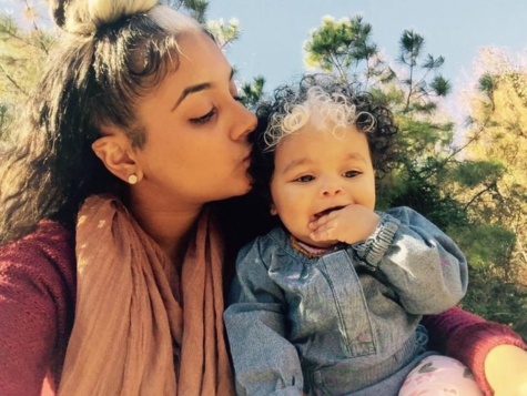 Incroyable ! Ce bébé est né avec une mèche blanche, comme sa mère et sa grand-mère [Photos]