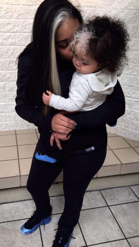 Incroyable ! Ce bébé est né avec une mèche blanche, comme sa mère et sa grand-mère [Photos]