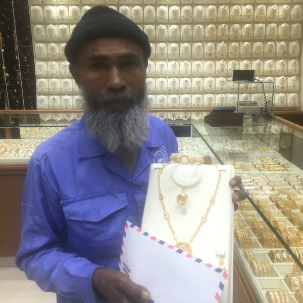 « Certains voulaient lui offrir des bijoux, d’autres de l’argent, des iPhones ou des Galaxy. Il y a même une entreprise qui a voulu donner des sacs de riz. »