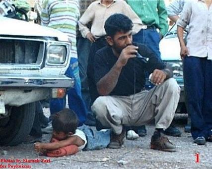 Un enfant de 8 ans, attraper sur un marché en Iran pour avoir voler du pain, est puni sur place au nom de l'Islam. Son bras sera écraser par une voiture
