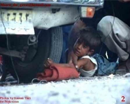 Un enfant de 8 ans, attraper sur un marché en Iran pour avoir voler du pain, est puni sur place au nom de l'Islam. Son bras sera écraser par une voiture