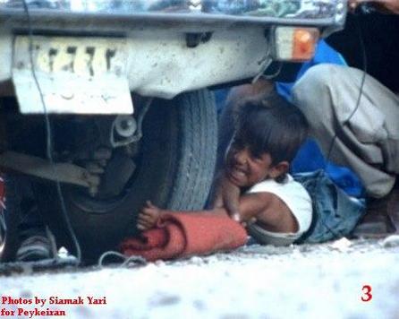 Un enfant de 8 ans, attraper sur un marché en Iran pour avoir voler du pain, est puni sur place au nom de l'Islam. Son bras sera écraser par une voiture