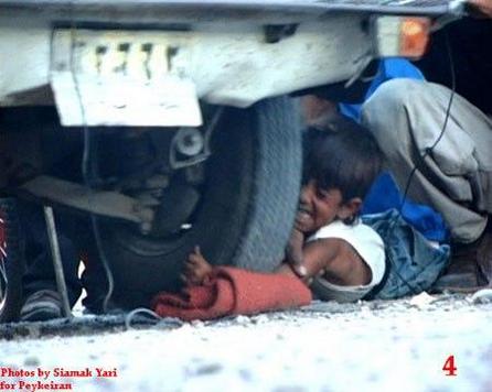 Un enfant de 8 ans, attraper sur un marché en Iran pour avoir voler du pain, est puni sur place au nom de l'Islam. Son bras sera écraser par une voiture
