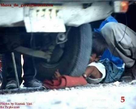 Un enfant de 8 ans, attraper sur un marché en Iran pour avoir voler du pain, est puni sur place au nom de l'Islam. Son bras sera écraser par une voiture