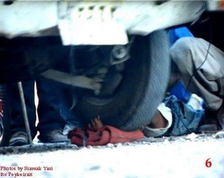 Un enfant de 8 ans, attraper sur un marché en Iran pour avoir voler du pain, est puni sur place au nom de l'Islam. Son bras sera écraser par une voiture