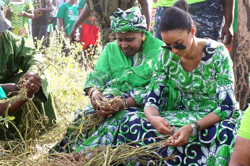 ( 04 Photos ) Et si Yahya Jammeh et son épouse Zeineb Jammeh retournaient aux champs? Voilà ce que ça donne