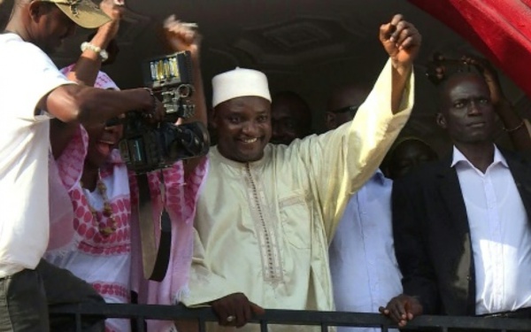 Joint par téléphone par Le Monde samedi dans la matinée, M. Barrow a assuré qu’il était « impossible que Jammeh revienne sur les décisions des urnes ».
