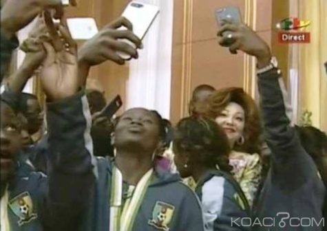 Cameroun : Paul Biya et Chantal Biya en mode selfie, et la toile s’enflamme.