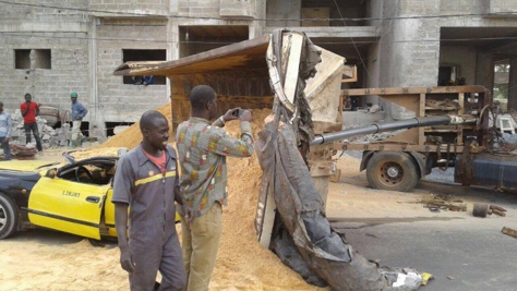 Photos :  La benne d’un camion de sable se renverse sur un taxi. Regardez