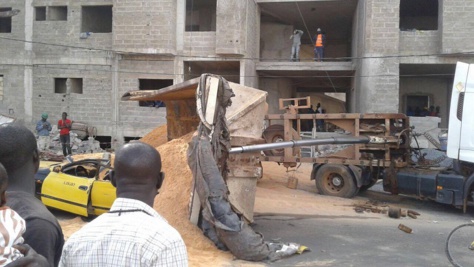 Photos :  La benne d’un camion de sable se renverse sur un taxi. Regardez