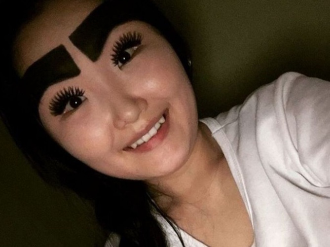 Incroyable :Cette jeune femme lance la mode des gros sourcils!