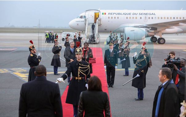 Photos : le Président Macky Sall et la Première dame à leur arrivée sur le sol français
