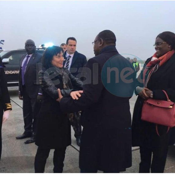 Photos : le Président Macky Sall et la Première dame à leur arrivée sur le sol français