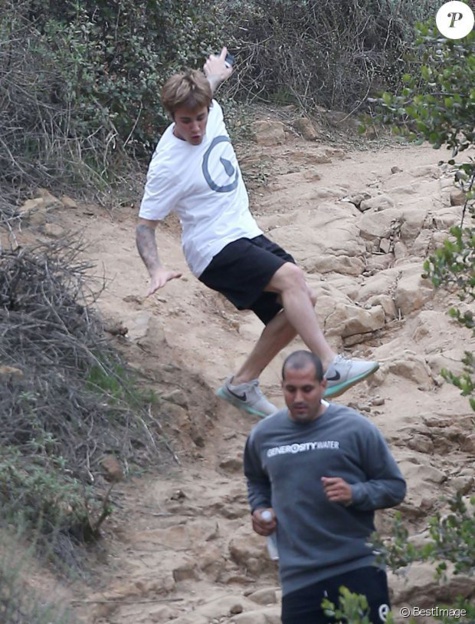 Justin Bieber trébuche pendant son jogging sur les hauteurs de Los Angeles, le 21 décembre 2016