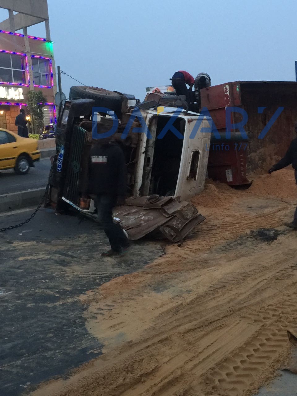 En images : Un camion s’est renversé en pleine circulation sur la route de l’aéroport
