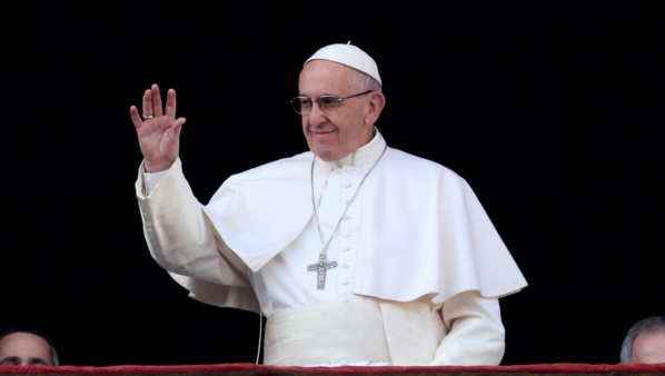 Le pape François salue la foule avant de délivrer la traditionnelle bénédiction Urbi et orbi, ce dimanche 25 décembre 2016.