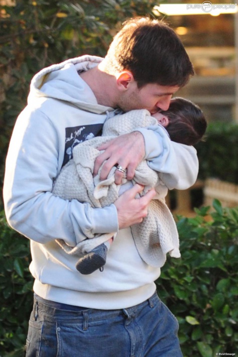 Lionel Messi : Première photo de famille avec son fils Thiago et sa belle chérie