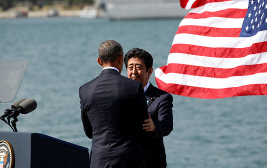 Rencontre symbolique entre Barack Obama et Shinzo Abe à Pearl Harbor.