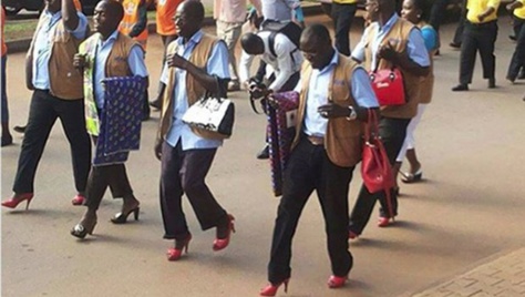 Pour dénoncer les violences faites aux femmes, les policiers en Ouganda ont décidé de sillonner les rues de la capitale en portant des talons.